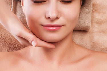 Aqua Facial Tiefenreinigung & Gesicht-Hals-Dekolleté Massage